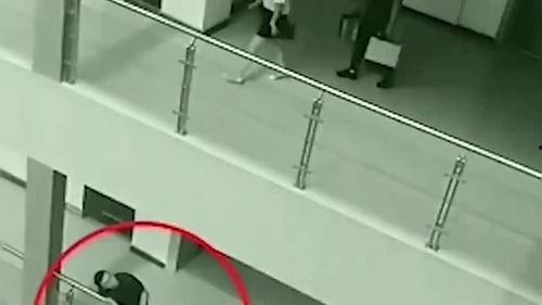 吃瓜娱乐中监控下的一幕